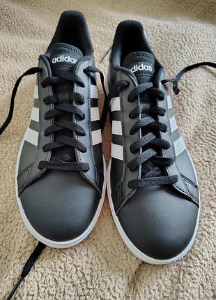 Продам кроссовки для мужчин 
adidas