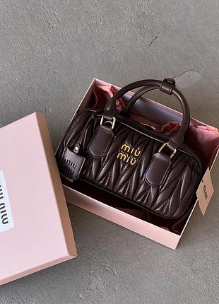 Женская сумка miu miu arcadie matelassé nappa leather bag premium шоколад есть