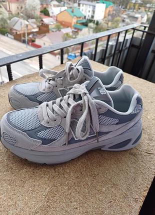 Жіночі кросівки new balance 2010. в ідеальному стані.