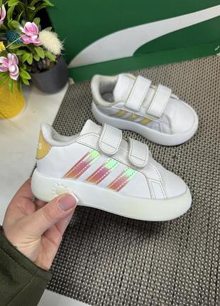 Оригінальні кросівки adidas