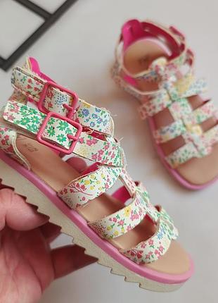 Босоніжки f&f р28 довжина устілки по факту 18см.
в стані нових