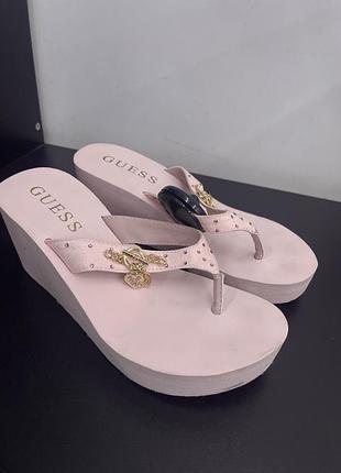 Стильні вʼєтнамки guess scout wedge flip flops