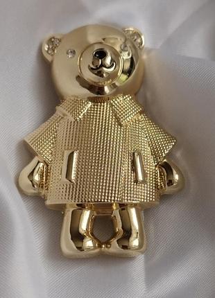 Брошь — max mara teddy bear, выполненная в виде золотистого металлического медвежонка в пальто с кристаллами