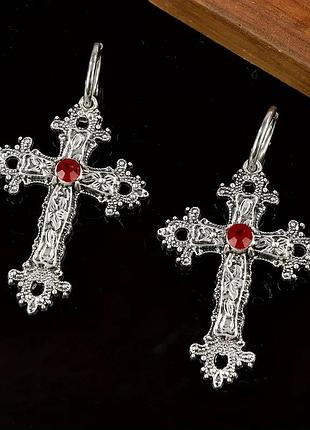 Сережки сріблястого кольору у вигляді хрестів
