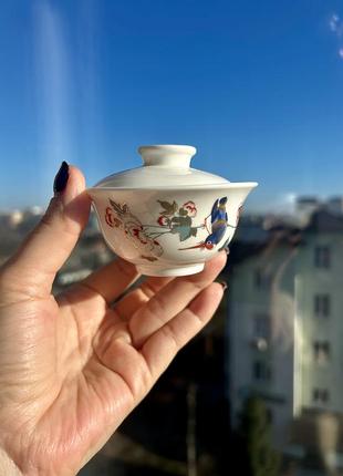 Традиційна китайська чайна чашка з кришкою, відома як гайвань (gaiwan)