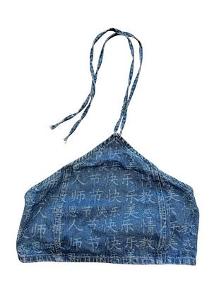 Короткий джинсовый топ с принтом prettylittlething