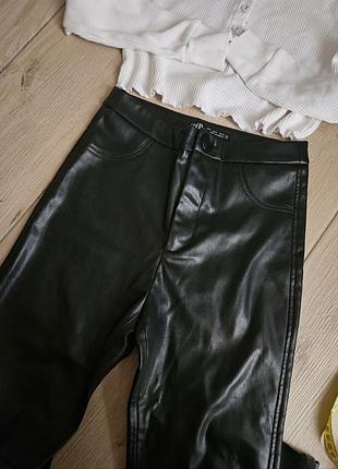 Чорні шкіряні штани від zara чорні эко шкіра лосини кожані