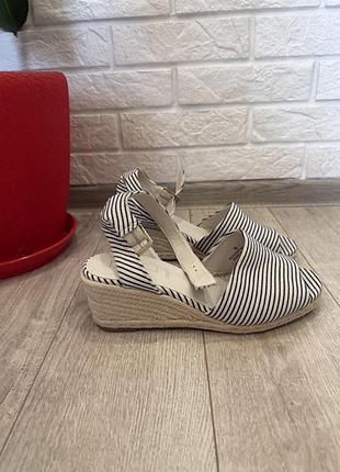 Продам босоніжки на танкетці mark&spencer