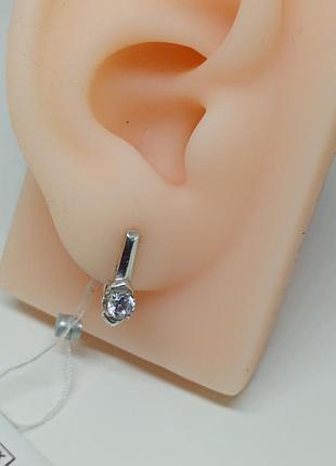 Серебряные серьги с фианитом.