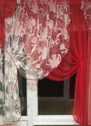 Тюль на кухню червоного кольору з квітами