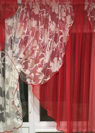 Тюль на кухню червоного кольору з квітами