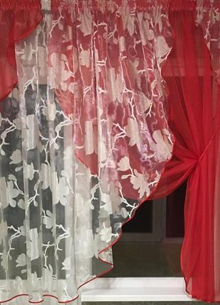Тюль на кухню червоного кольору з квітами