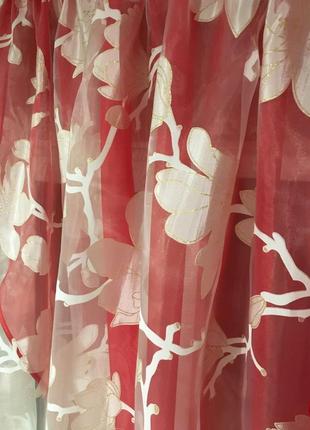 Тюль на кухню червоного кольору з квітами
