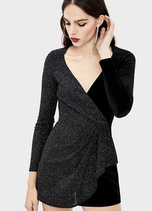 Комбинезон черный ромпер от бренда bershka, выполненное из комбинации бархата и блестящей ткани с люрексом