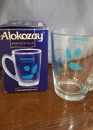 Коллекционная стеклянная чашка от бренда alokozay с логотипом и цветочным узором