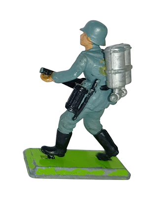 Винтажная фигурка солдата-огнеметчика вермахта времён  2-й мировой britain's ltd, 1971г