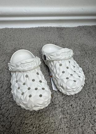Crocs classic kids geometric white крокси дитячі в білому кольорі