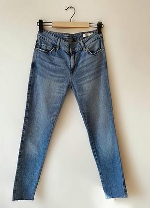 Женские зауженные джинсы guess