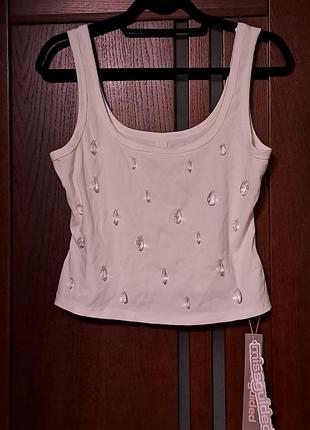 Укороченная белая маечка в рубчик декорирована камушками 10-12 размера missguided