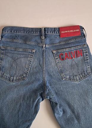 Мужские голубые джинсы calvin klein jeans slim fit w31 l32 с красным лого