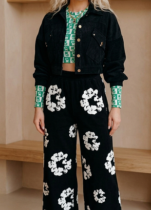 На фотографии представлены спортивные брюки denim tears the cotton wreath sweatpants black.