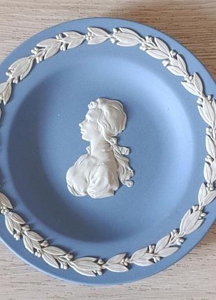 Wedgwood колекційна тарілка з яшмової порцеляни блакитного кольору із рельєфним зображенням принцеси анни, 1973 рік діаметр 11 см, зроблено в англії