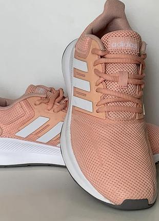 Жіночі кросівки — модель adidas runfalcon, розроблена як універсальне спортивне взуття для бігу та повсякденного використання.