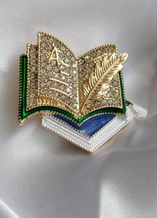 Брошка книга з пером