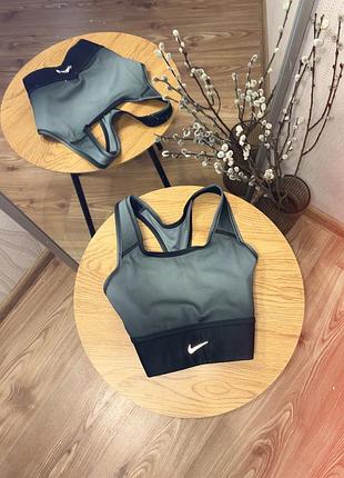 Спортивний топ від nike