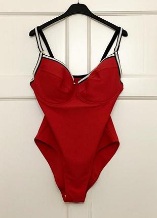 Swim style слитный купальник красного цвета с контрастной отделкой 40d