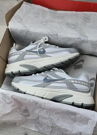 Nike initiator
• white / grey •
