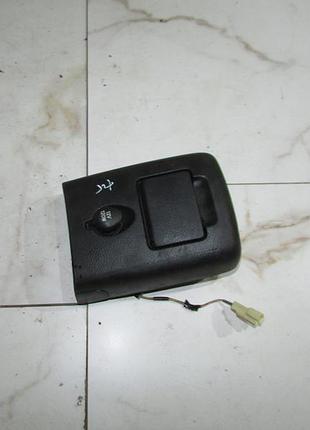 Наклдка підлокітника задня toyota avensis t25 2003-2008