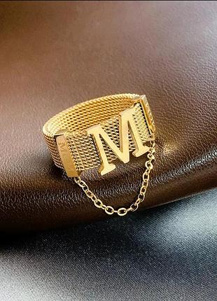Стильне кільце золотисте з літерою "m"