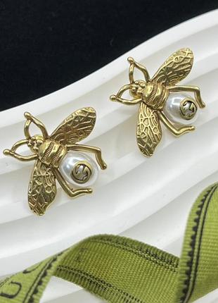 Серьги “bee pearl gold lux” — воплощение элегантности и силы в каждом движении