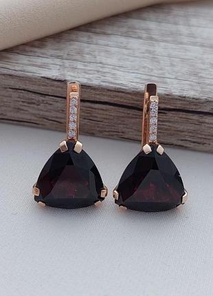 Серьги золотые с треугольными гранатами и круглыми белыми фианитами 7.50