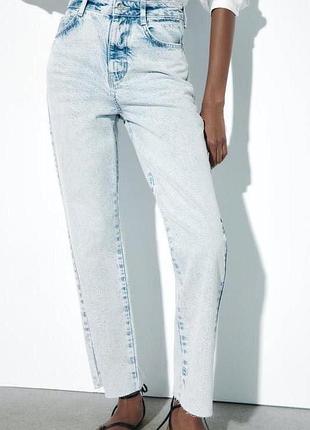 Джинси жіночі бренду zara ,прямого крою ,з необробленим краєм . дуде гарно сідають по фігурі ,розмір -34.