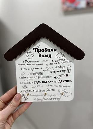 Дерев'яна ключниця на стіну gray cat правила дому 10пр 18х18см 3 гачки