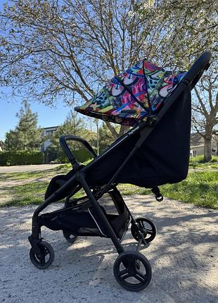 Ультралегка коляска peg-perego selfie з унікальним street art принтом у стилі граффіті