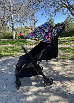 Ультралегка коляска peg-perego selfie з унікальним street art принтом у стилі граффіті