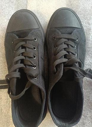 Классические кеды (low-top sneakers),
полностью черные: и текстиль, и подошва, и шнурки