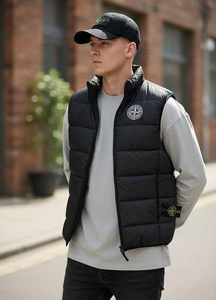 Жилет и кепка stone island