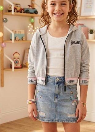 Кофтинка на девочку 9-10 лет бренда primark на молнии с капюшоном.
замеры:пог-52, длина изделия -39 см, длина рукава от шеи-61 см.