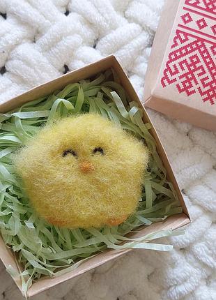 Брошка ручної роботи сонячне курча, брошка з вовни курчатко у техніці сухе валяння
