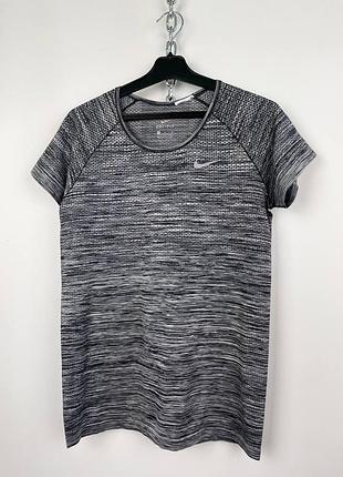 Женская серая спортивная футболка nike dri fit knitted