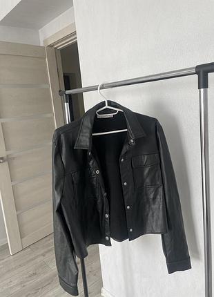 Стильний чорний піджак pull&bear з екошкіри, розмір l