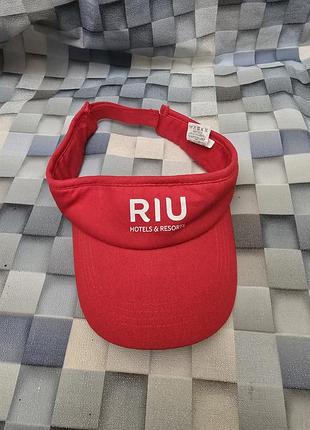 Красный солнцезащитный козырек от бренда riu hotels &amp; resorts