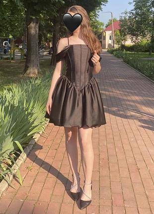 Випускна сукня, чорного кольору, матеріал щільний атлас.