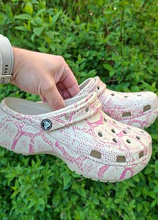 Оригінальні жіночі крокси, сабо на платформі crocs classic platform snake print clog, оригінал, us w7, 37р.