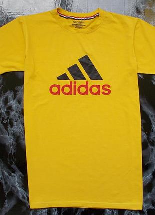 Яскрава футболка adidas