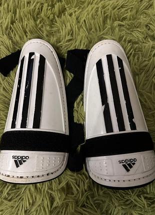 Щитки.  футбольні adidas